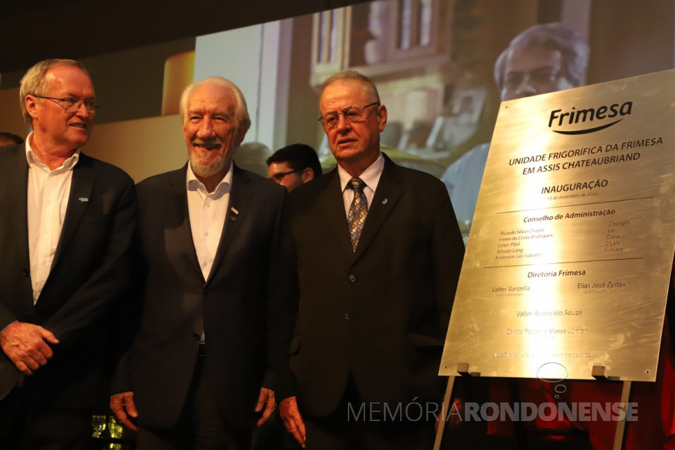|| Descerramento da placa alusiva à inauguração da planta industrial da Frimesa, na cidade de Assis Chateaubriand, em dezembro de 2023.
Da esquerda à direita: José Roberto Ricken, presidente do Sistema Ocepar; Darci Piana, vice-governador do Paraná; e Valter Vanzella, diretor-presidente executivo da Frimesa Cooperatica Central.
Imagem: Acervo AEN / Paraná - crédito Ari Dias - FOTO 34 -