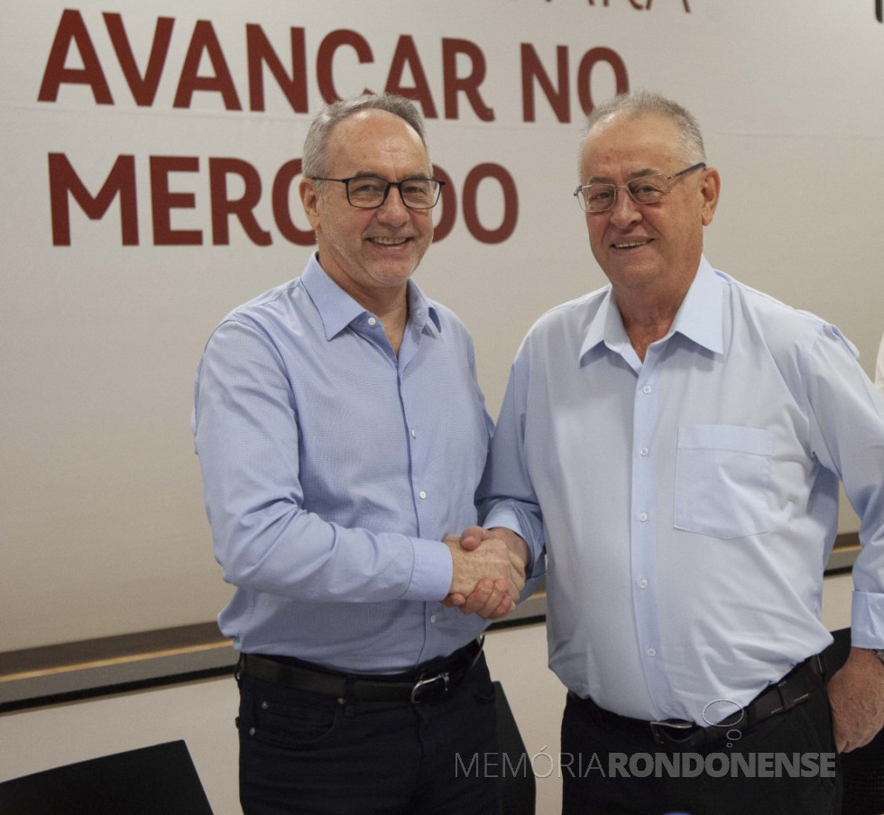 || Elias José Zydek (e) na transmissão de cargo à presidência executiva da Frimesa Cooperativa Central, por Valter Vanzella, em fevereiro de 2023.
Imagem: Acervo Frimesa - FOTO 23 -