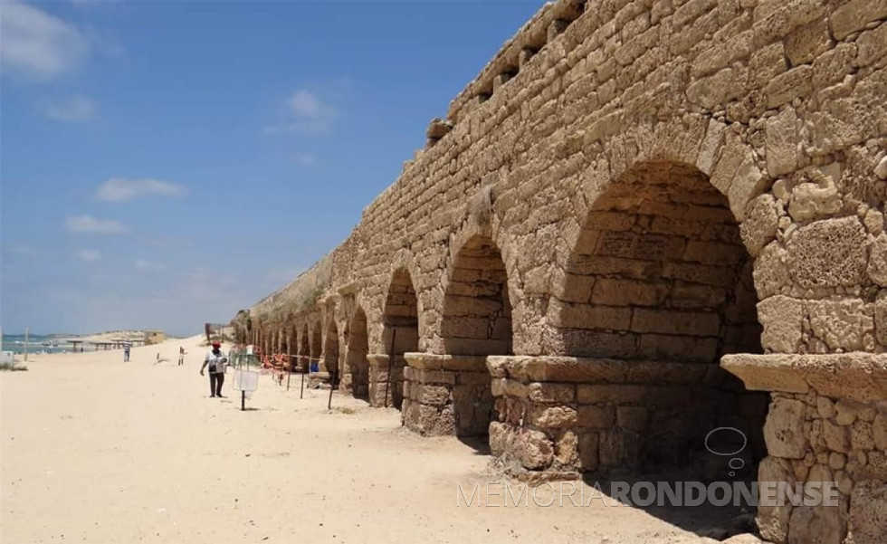 || Aqueduto romano nas imediações de Cesareia Marítima, cidade onde viveu Eusébio de Cesareia, que inseriu junto ao seu artigo.
Imagem: Acervo e crédito do citado autor - FOTO 24
-