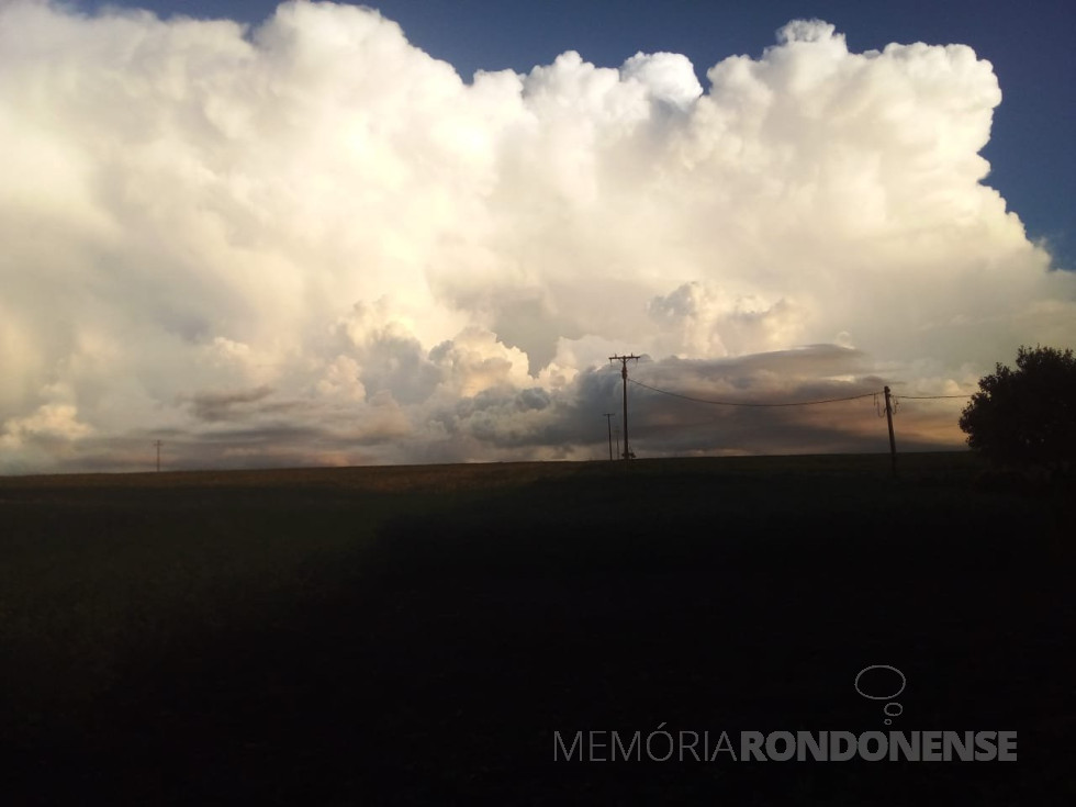 || Nuvens tipo cumulonimbus a leste da cidade de Marechal Cândido Rondon, em 20 de janeiro de 2023, fotografada a partir de São Luiz, município de Mercedes pelo pioneiro rondonense Eli Marcon - FOTO 32 -