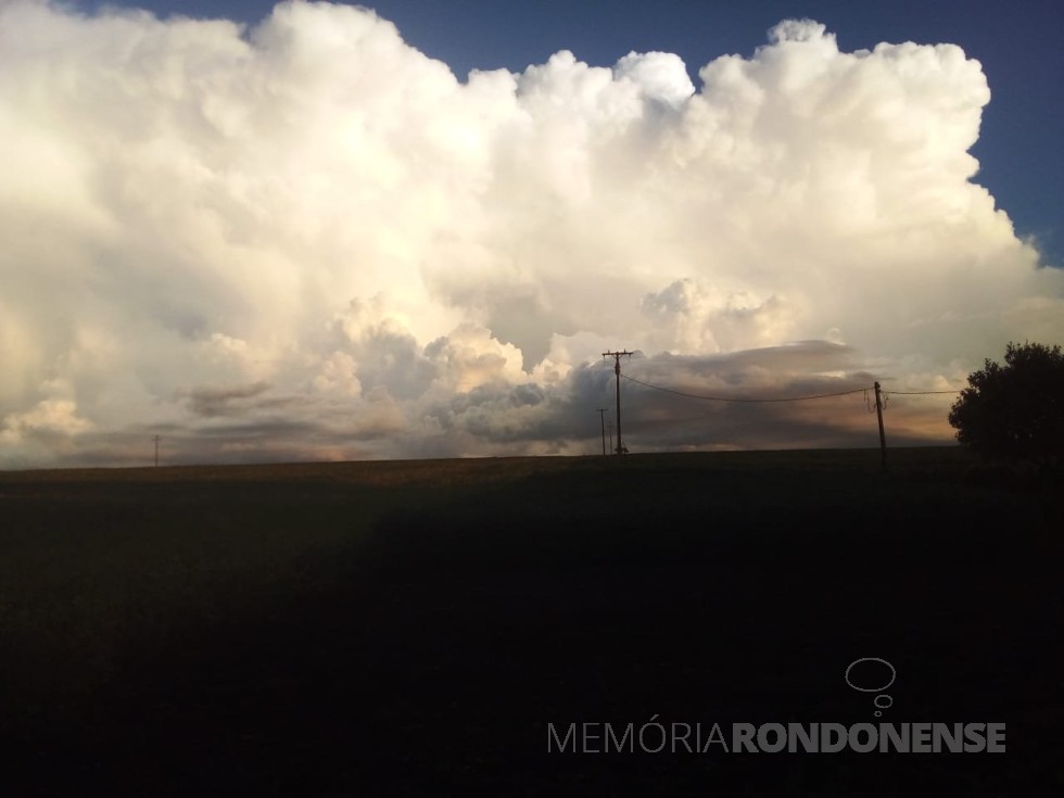 || Nuvens tipo cumulonimbus a leste da cidade de Marechal Cândido Rondon, em 23 de janeiro de 2023, fotografada a partir de São Luiz, município de Mercedes pelo pioneiro rondonense Eli Marcon - FOTO 29 - 