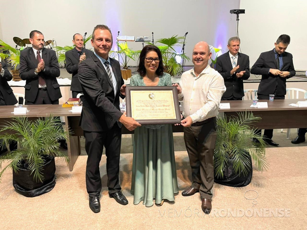 || Pastora Leide Mari Santos Vorpagel recebendo o título de Cidadão Honorária de Marechal Cândido Rondon das mãos do vereador Vanderlei Sauer (e) e de Marcelo Portela, secretário municipal de Administração., em abril de 2023.
Ao fundo, os vereadores, da esquerda à direita, Dionir Brisch, Cristiano Metzner, Carlinhos da Silva e João Eduardo dos Santos (Juca).
Imagem: Acervo da Câmara Municipal de Marechal Cândido Rondon - crédito: Cristiano Marlon Viteck - FOTO 23 -