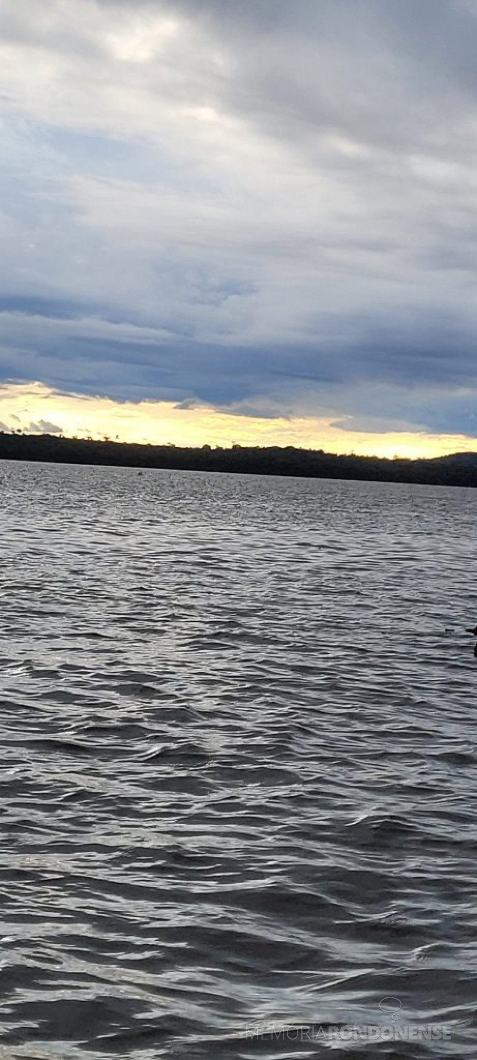 || Poente em Marechal Cândido Rondon,  no dia 26 de abril de 2023.
Fotografia clicada desde o pier do Clube Naútico, no distrito rondonense de Porto Mendes.
Imagem: Acervo e crédito da pioneira rondonense Ilda Bet - FOTO 25 -