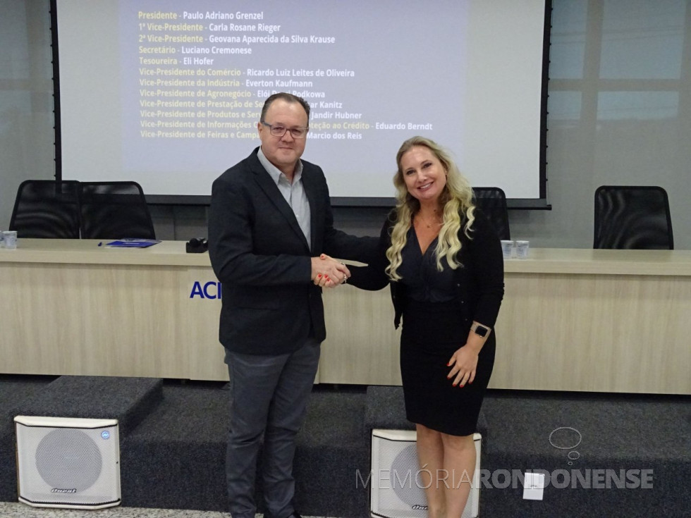 || Carla Rosane Rieger transmitindo o cargo de presidente da Acimacar ao presidente eleito, Paulo Adriano Grenzel, em abril de 2023.
Imagem: Acervo Comunicação Acimacar  - crédito: Mirely Weirich - FOTO 15 - 