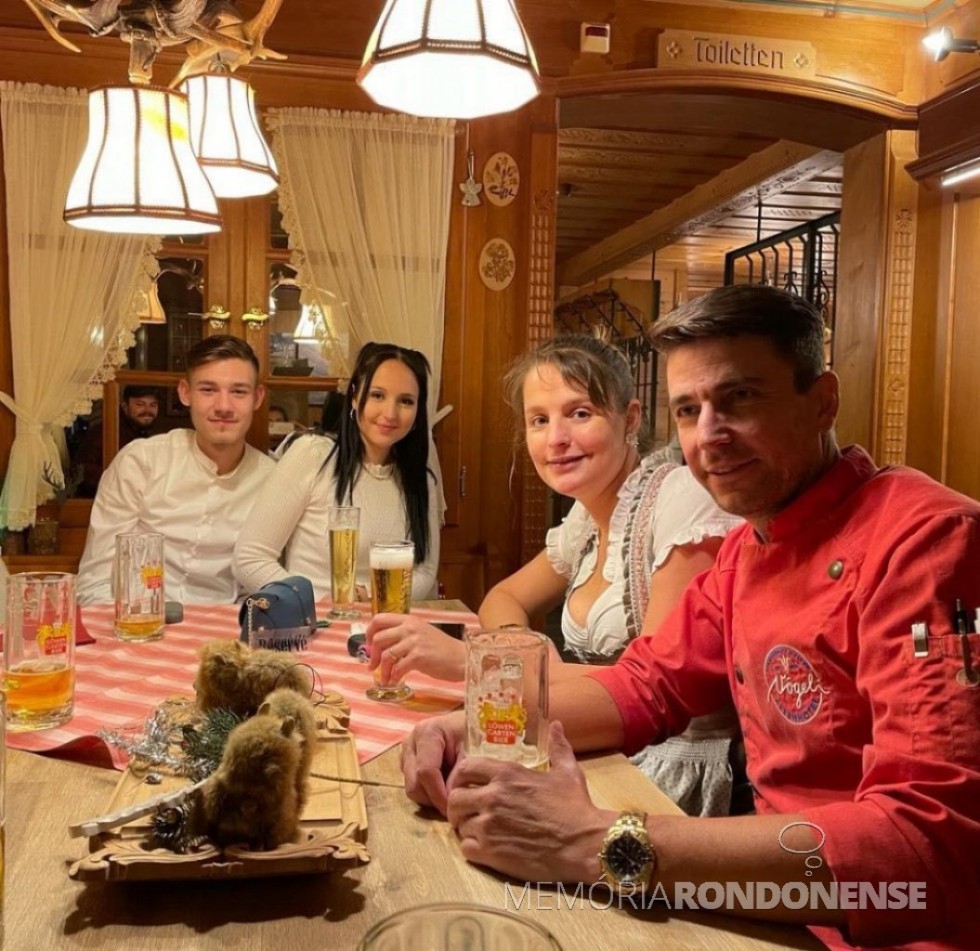 || Marcos Iser com a esposa Jackelynne, a filha Gabriela Karine e namorado dela. Marcos foi contratado em abril de 2004 como funcionário do Hotel e Restaurant Alpenhotel, no Principado de Liechtenstein. Imagem: Acervo pessoal - FOTO 6 -