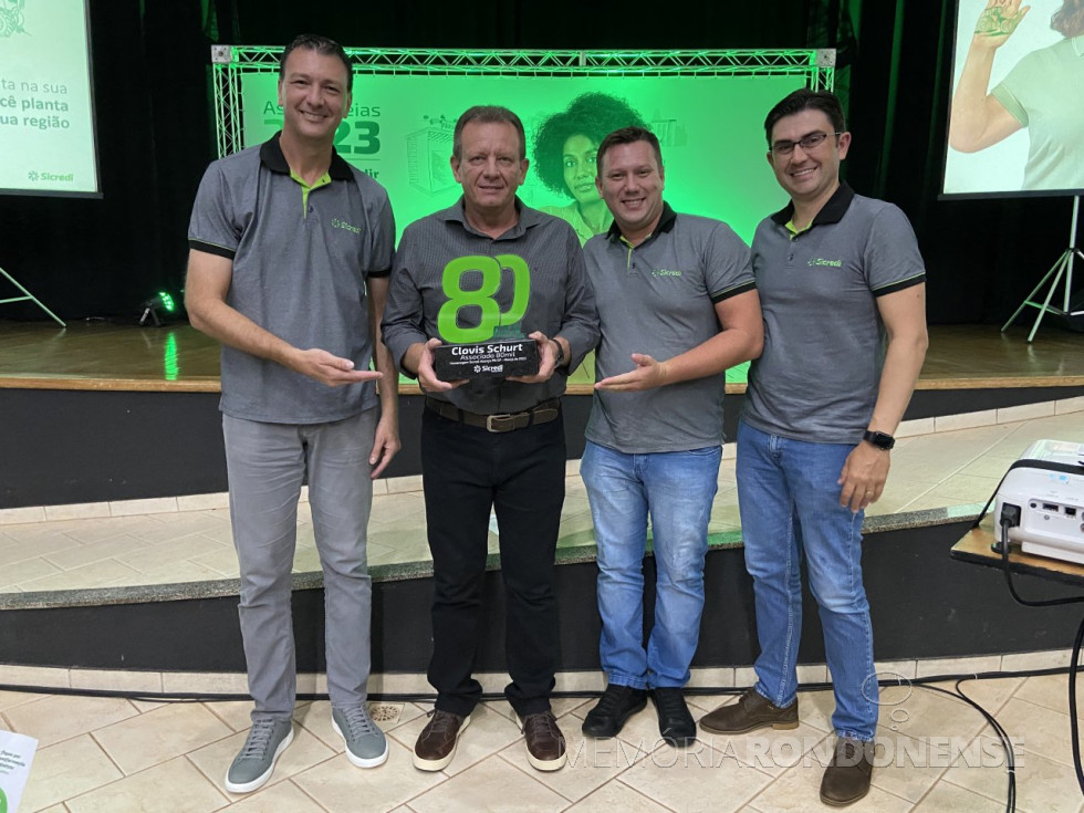 || Momento de entrega do troféu associado 80 mil da Sicredi Aliança PR/SP, em março de 2023.
Da esquerda à direita: Gilson Metz, diretor de Negócios da Cooperativa de Crédito; homenageado, Alex Buss, gerente da agência da Sicredi, em Mercedes; e Fernando Barros Fenner, presidente do Conselho de Administração da Sicredi Aliança PR/SP .
Imagem: Acervo da cooperativa - FOTO 11 -