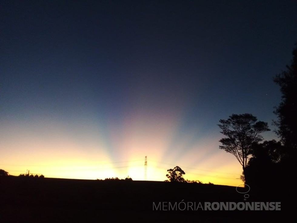 || Pôr do sol em foto feita a partir da Linha São Luiz, no município de Mercedes (PR), por Eli Marcon, em 01 de abril de 2023 - FOTO 34
 - 