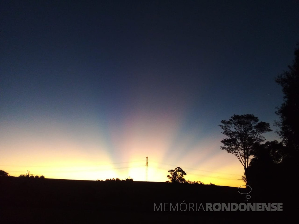 || Pôr do sol em foto feita a partir da Linha São Luiz, no município de Mercedes (PR), por Eli Marcon, em 01 de abril de 2023 - FOTO 35
-