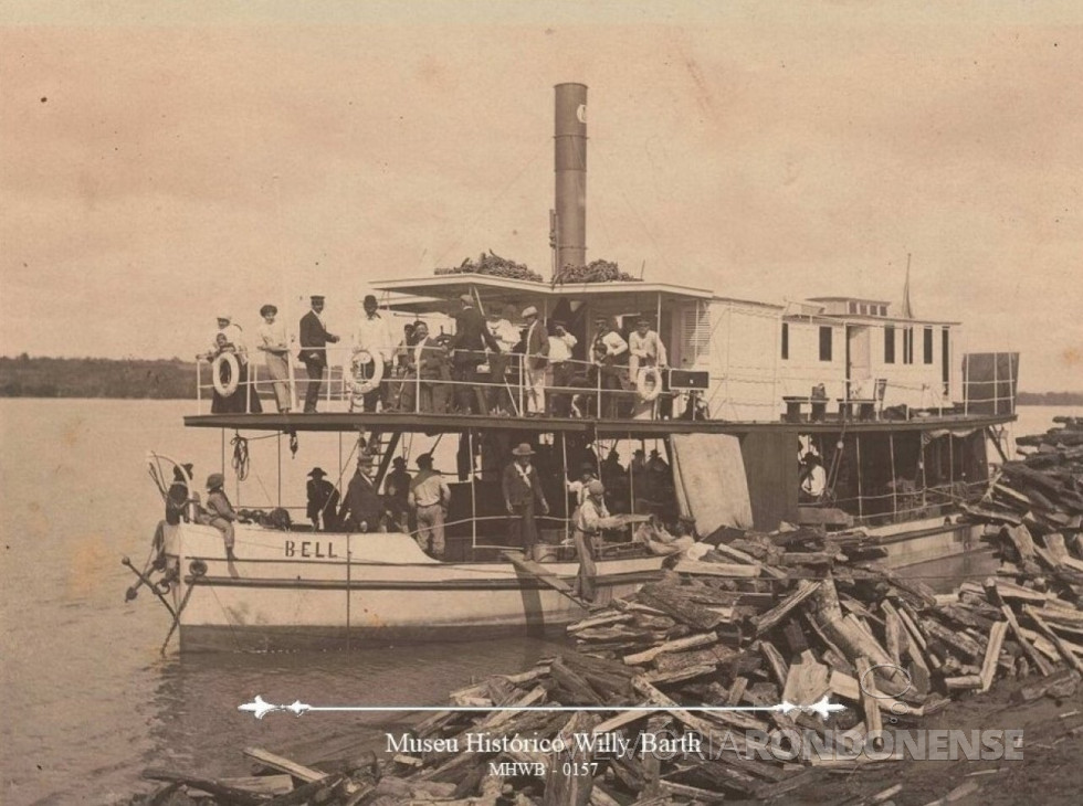 || Vapor Bell usado pelos revolucionários para transpor o Rio Paraná para adentrar ao Paraguai.
Na foto, o navio carregando lenha num porto paraguaio para seguir viagem ao extinto Porto Britânia, 1907. 
Imagem: Acervo Museu Histórico Willy Barth - doador: Emilio Santiago Gröbli (Posadas, Argentina) - FOTO 9 -
