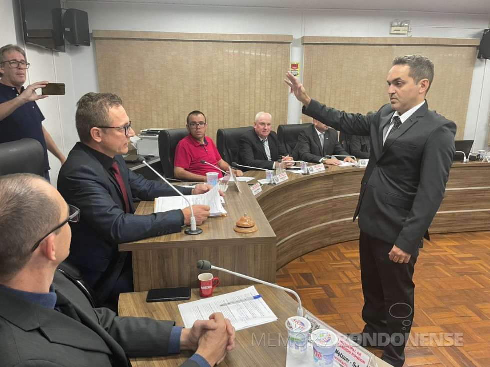 || Juliano de Oliveira prestando juramento na sua posse com vereador da Câmara Municipal de Marechal Cândido Rondon, perante o presidente do Legislativo Municipal, vereador Vanderlei Sauer, em abril de 2023.
Imagem: Acervo Imprensa CM-MCR - crédito: Cristiano Marlon Viteck - FOTO 23 -