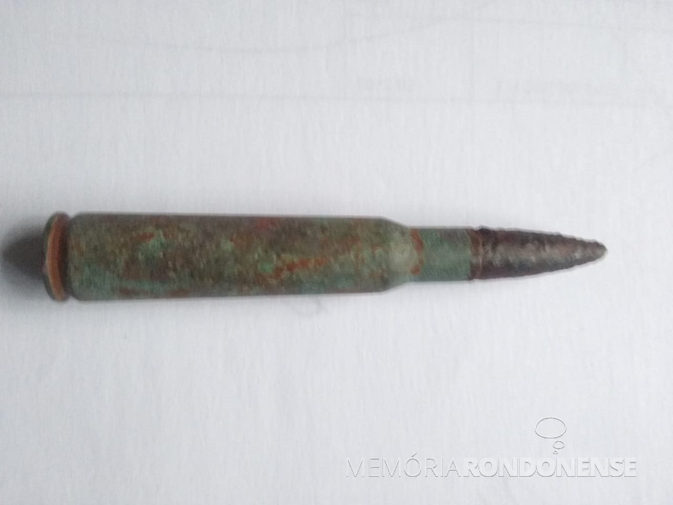 || Um dos muitos projéteis encontrados no distrito rondonense de Iguiporã, remanescente do confronto entre tropas federais e grupo de revoltosos, em abril de 1925.
Imagem: Acervo e crédito Rudi Sander. Material fotografado de sua coleção. - FOTO 8 -