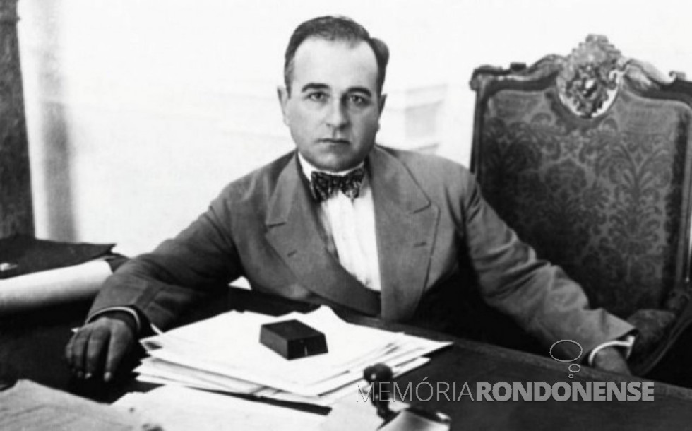 || Getúlio Vargas instalado no gabinete da Presidência da República no Palácio do Catete, no Rio de Janeiro, depois de liderar o movimento que depôs o Presidente Washington Luís, em outubro de 1930.
Imagem: Acervo Projeto Memória Rondonense - FOTO 7 -
