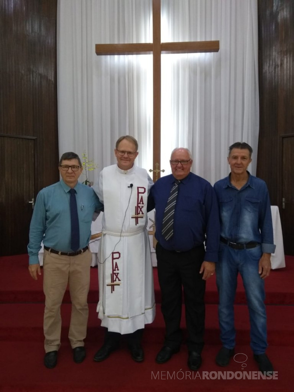 || Pastor Timóteo Ramson Fuhrmann  que celebrou culto no linguajar pomerano, em abril de 2023, ladeado por seu colega pastor Davi Bischof,  e Davi Wulff e Valdemar Vorpagel, dirigentes da comunidade pomerana de Marechal Cândido Rondon. 
Imagem: Acervo Davi Wulff - FOTO 16 -