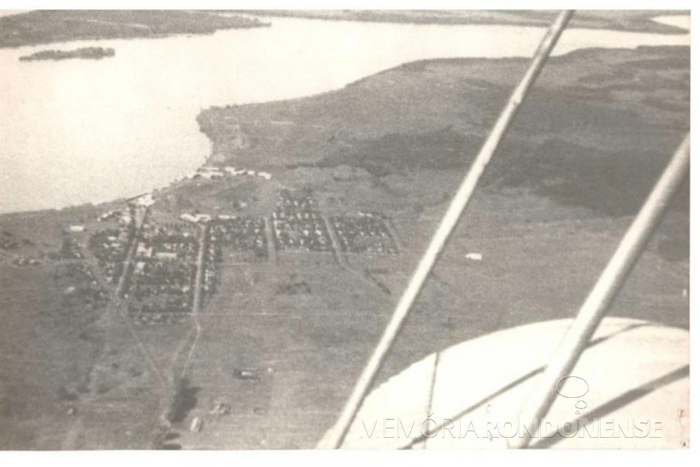 || Primeira vista aérea da atual cidade de Guaíra,  provavelmente fotografada na primeira metade de 1930.
Imagem: Acervo Celso Franco/ Os Guaíra de Raiz/ Facebook - FOTO 12 - 