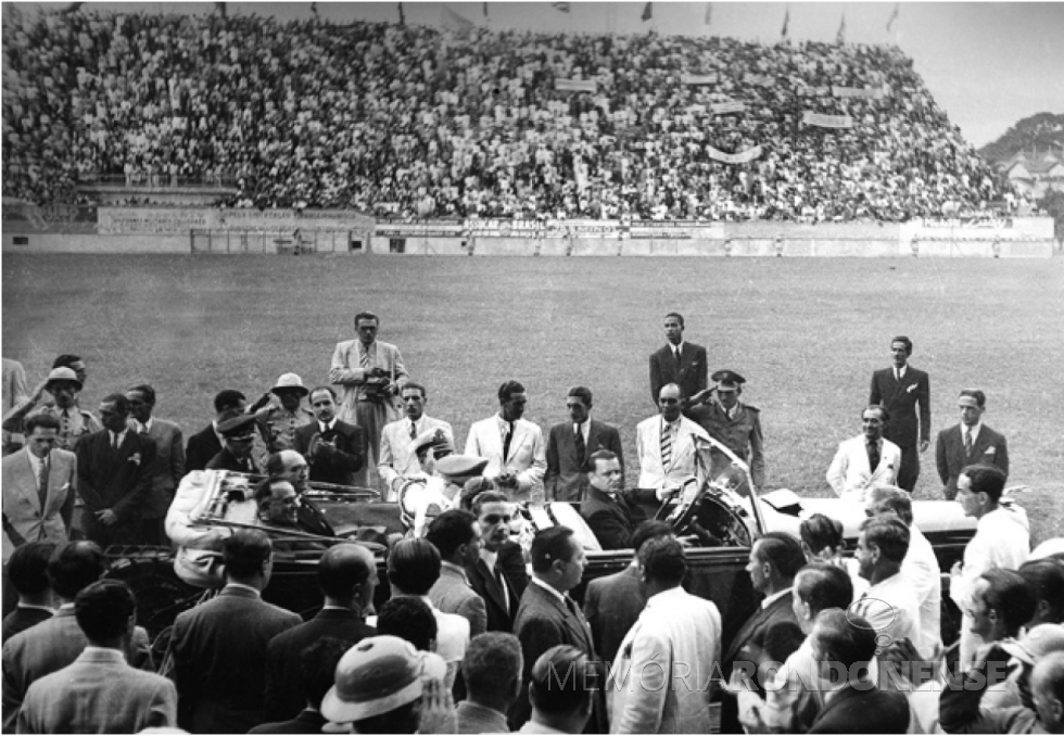 || Getúlio Vargas chegando ao Estádio São Januário, em 1º de maio de 1940, para assinar o Decreto-Lei que institituiu o Salário mínimo no Brasil.
Imagem: Acervo NetVasco - FOTO 2 -