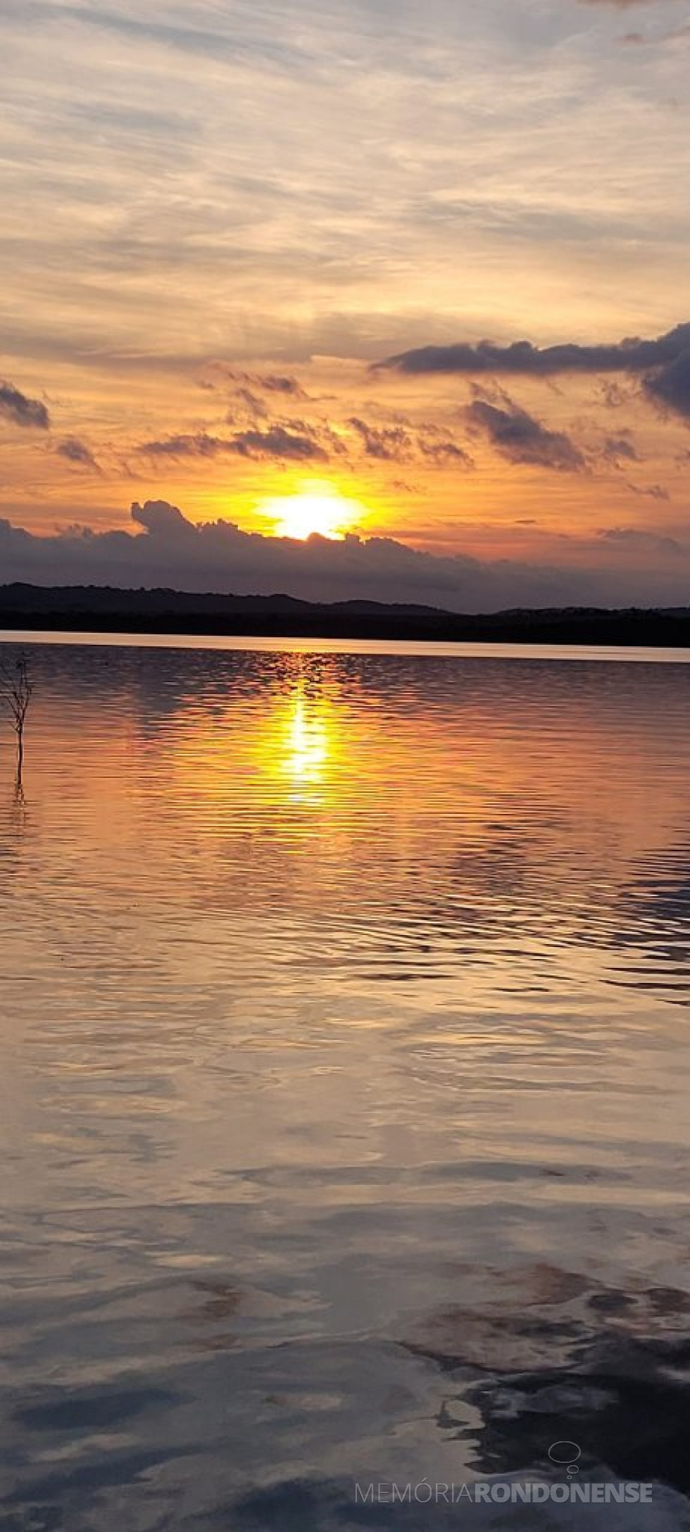 || Pôr do sol no município de Marechal Cândido Rondon em 29 de maio de 2023, em imagem clicada pela pioneira rondonense Ilda Bet a partir do Lago de Itaipu, no distrito rondonense de Porto Mendes - FOTO 14 -