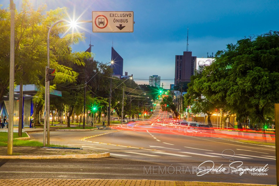 || Amanhecer na cidade de Cascavel em 18 de abril de 2023, com destaque da Avenida Brasil sentido oeste-leste.
Imagem: Acervo e crédito de Julio Szimanski - FOTO 21 -