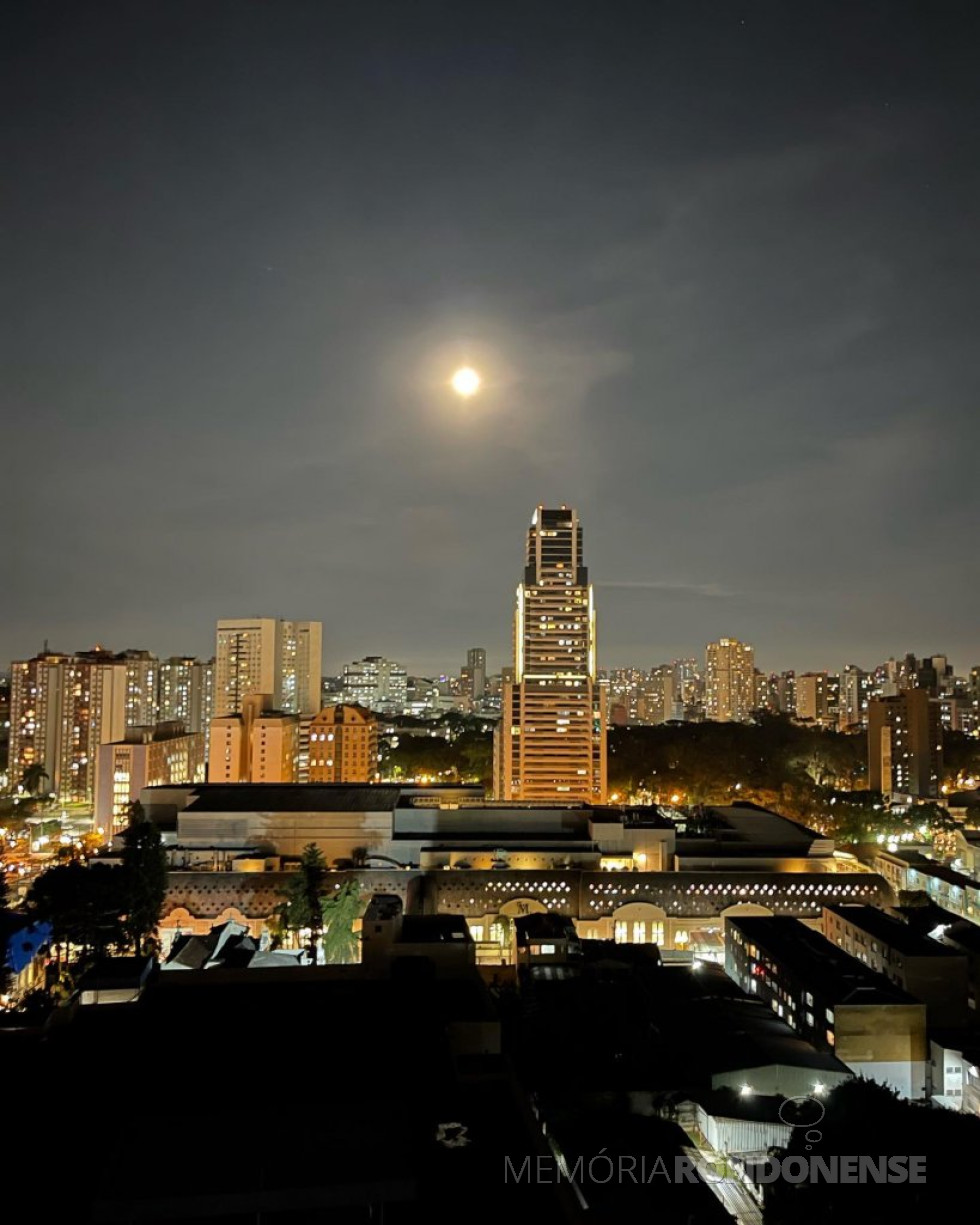 || Noite de Lua Cheia na Capital Paranaense fotografada pela rondonense Alita Rusch, desde o seu apartamento à Rua Duque de Caxias, em 05 de maio de 2023, às 19 horas - FOTO 31 -