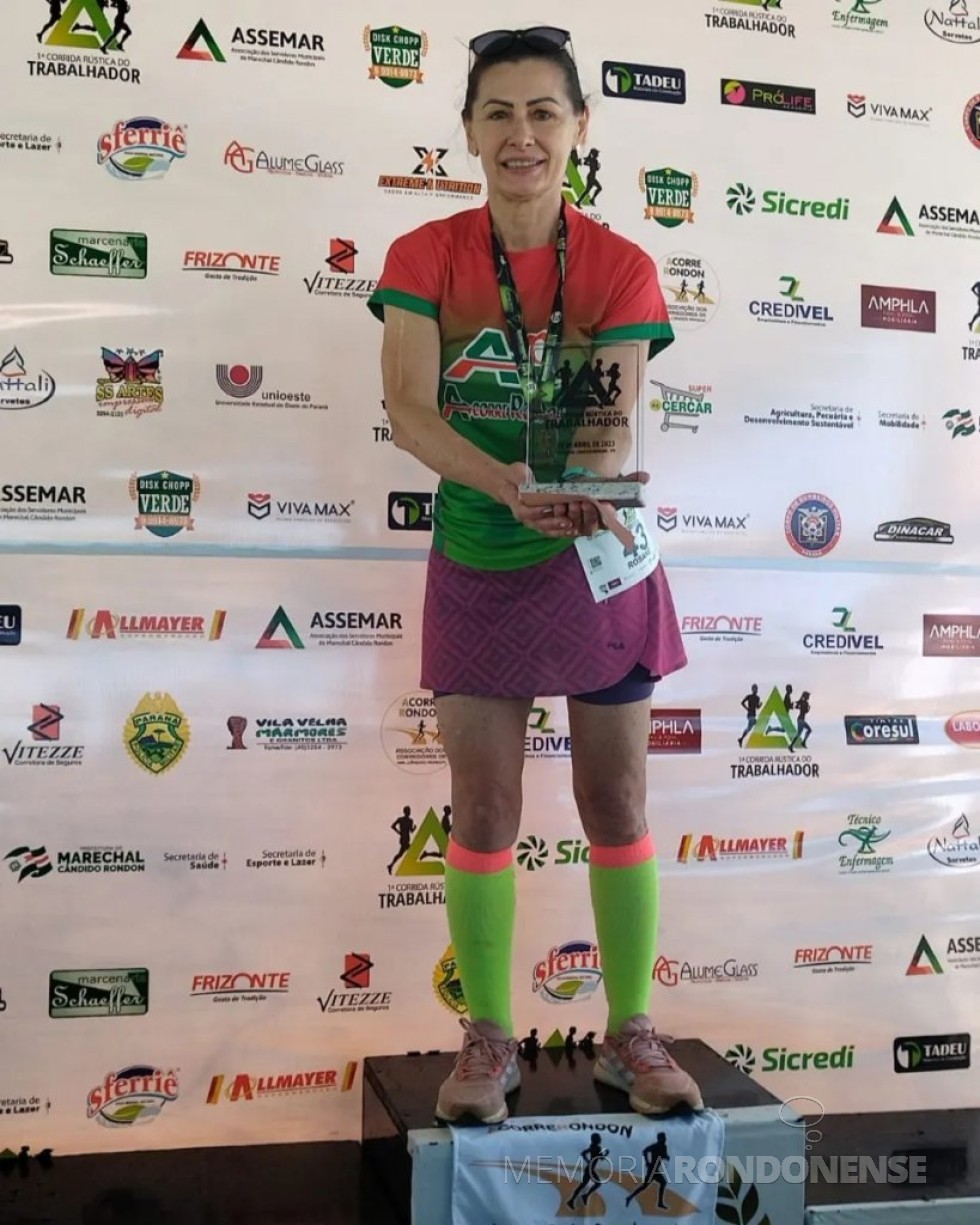 || Maratonista rondonense Rosane Kozerski Kunzler com o troféu de 1º lugar em sua categoria na 1ª Corrida Rústica do Trabalhador de Marechal Cândido Rondon, em abril de 2023. 
Imagem: Acervo pessoal - FOTO 31 - 