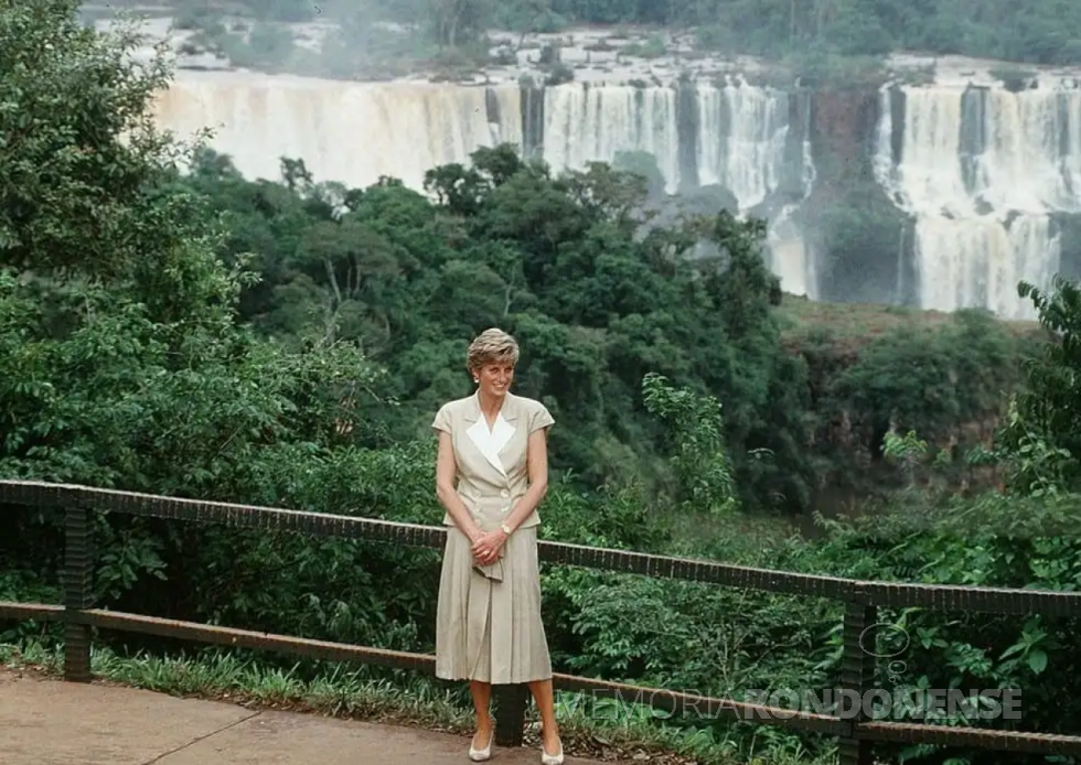 || Princesa Diana fotografada em frente as Cataratas do Iguaçu, em abril de 1991.
Imagem: Acervo 100 Froneiras - crédito Tim Grahn - FOTO 15 -