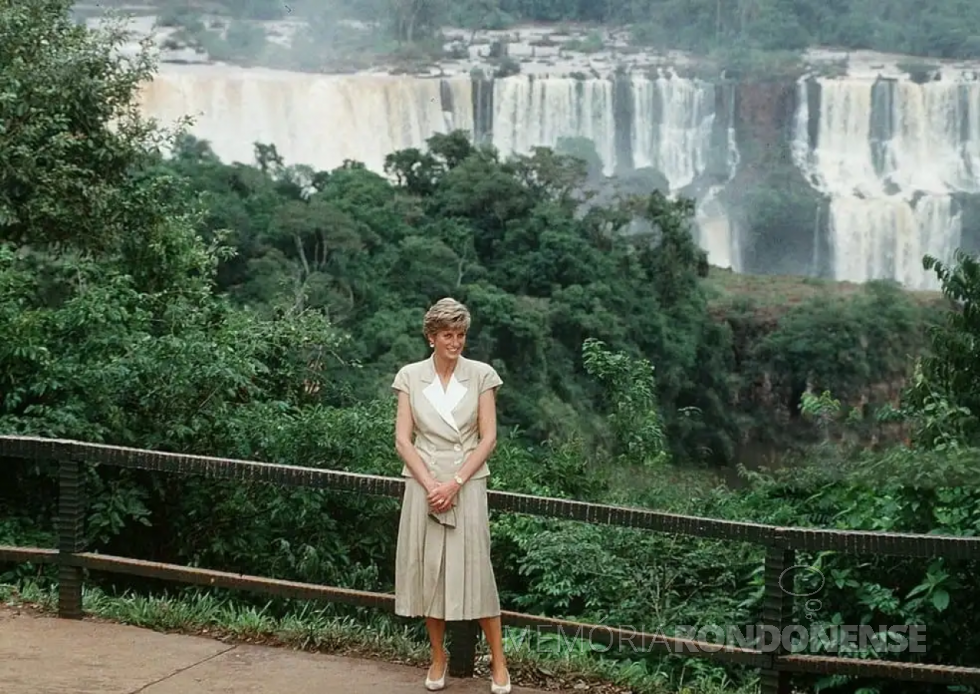 || Princesa Diana fotografada em frente as Cataratas do Iguaçu, em abril de 1991.
Imagem: Acervo 100 Froneiras - crédito Tim Grahn - FOTO 14 - 