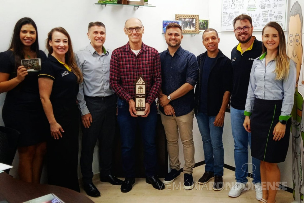 || Assesssores da Sicredi Aliança PR/SP com o coordenador do Projeto Memória Rondonense, em maio de 2023.
Da esquerda à direita: Jéssica Romão Viana (de São Paulo),Patrícia Roesler, Airton de Souza, Harto Viteck, coordenador do Projeto Memória Rondonense, Jhony Antônio Barboza (SP), Ederson da Costa Ferminiano (SP) Italo Ariel Zanelato e Carolina Lamb.
Imagem: Acervo Patrícia Roesler - FOTO 12 -