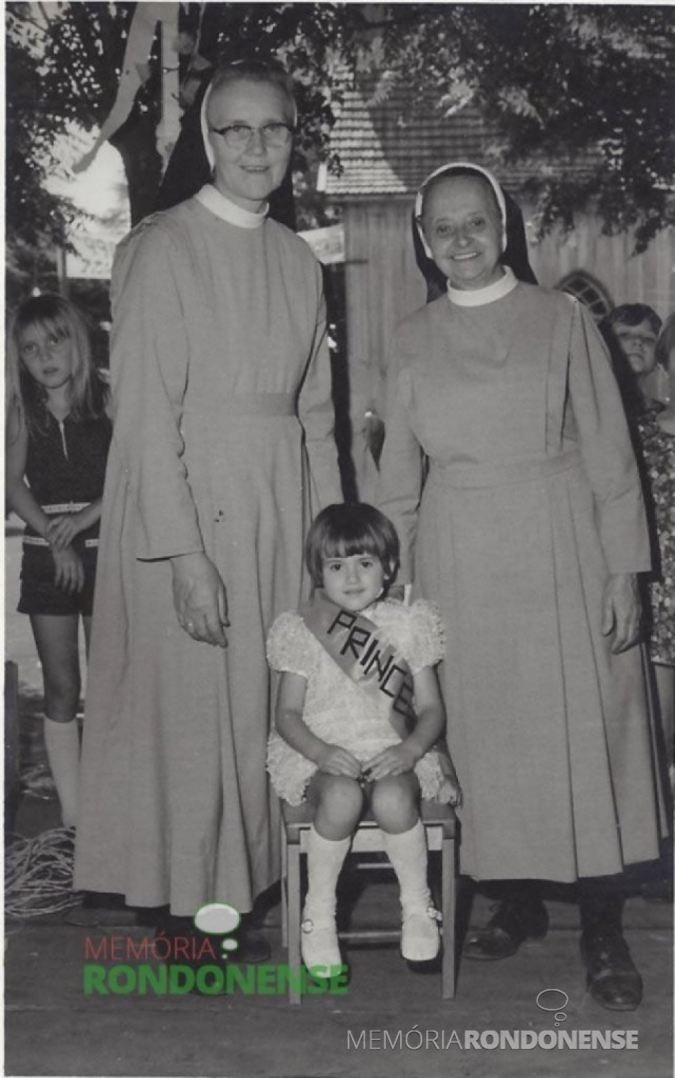 || Irmã Gertildes (d), nascida em maio de 1904, com sua colega Irmã Adelhard, num evento na cidade de Marechal Cândido Rondon.
Imagem: Acervo Projeto Memória Rondonense - FOTO 3 - 