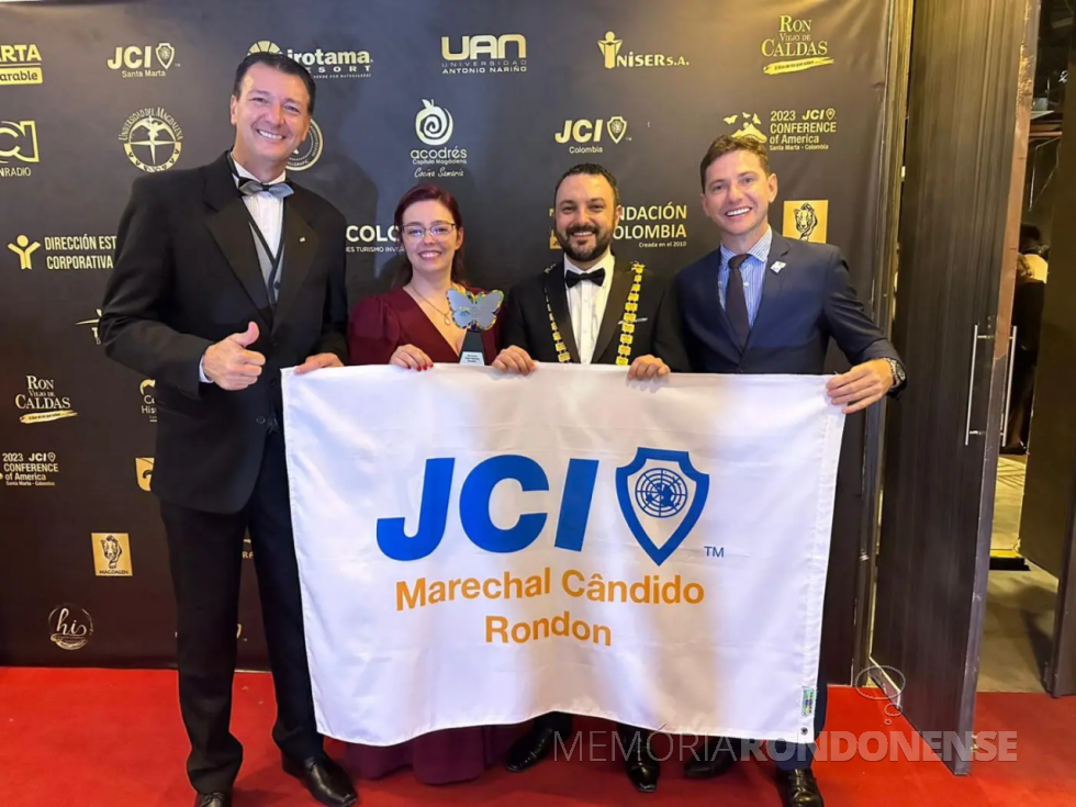 || Gilson Metz, Bruna Caramori Schuh Tierling, Rafael Bilibio (Presidente da JCI Brasil) e Nilson Winter, durante a Conferência das Américas JCI, na Colômbia, em maio de 2023.
Imagem: Acervo O Presente Digital - FOTO 29 -