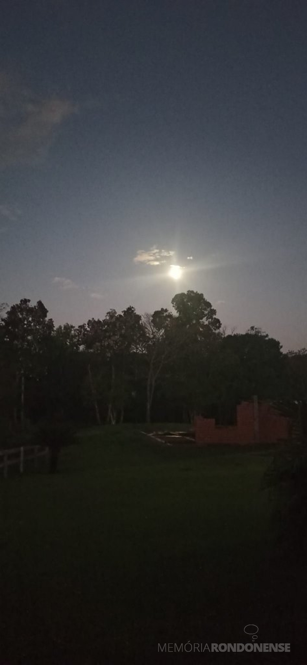 || Surgimento de Lua Cheia em 04 de maio de 2023, em fotografia tirada desde a Linha Concórdia, em Marechal Cândido Rondon.
Imagem: Acervo e crédito da rondonense Cláudia Bock - FOTO 18 -