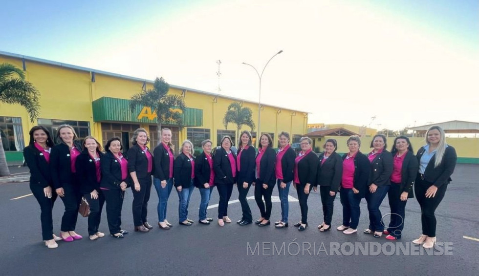 || Grupo de lideranças femininas da Copagril que participou do Cooperlíder 2023, em maio de 2023.
Da esquerda à direita: Ivete Leila S. Schofen, Catia Tamaris F. Griep, Zuleica S. Petri, Marli Kowald, Marilene Werlang, Joice Knaul, Clair Selzer, Cleni Ditz, Marcia D. Becker, Leoni R. Lengert, Marlene W. Scharnetzki, Claci L. Lang, Laide Gabe, Lori Schroeder, Cleci K. Wickert, Sonia Fátima C. Podkowa, Elane Inês Lopes e Juliana Lenz.
Imagem: Acervo Comunicação Copagril - FOTO 13 -