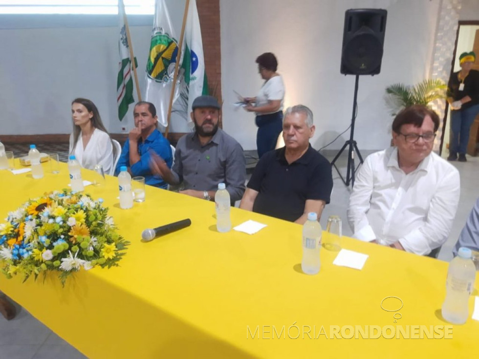 || Marcelo Kalinoski (de boné), eleito 1º presidente da Associação Direita Toledo, dirigindo os trabalhos de lançamento da entidade, ladeado à  esquerda pelo deputado federal Dilceu Sperafico.
Imagem: Acervo Jornal do Oeste - crédito: Márcio Pimental - FOTO 20 - 