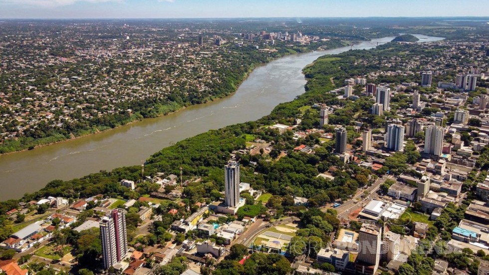|| Vista aérea das cidades de Foz do Iguaçu e Ciudad del Leste (e), Paraguai, no dia ensolarado de 15 de maio de 2023.
Imagem: Acervo Prefeitura Municipal de Foz di Iguaçu - crédito Kiko Sierich - FOTO 26 -