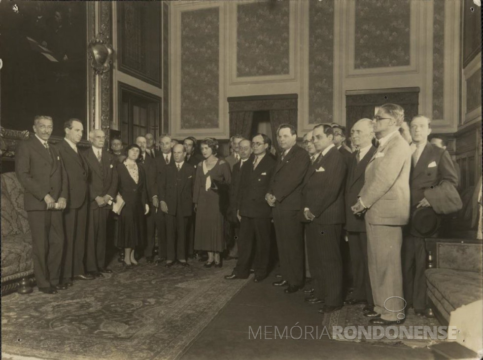 || Comissão Elaboradora do Anteprojeto da Constituição de 1934, na qual estão identificados, da esquerda para a direita, em primeiro plano: Antônio Carlos Ribeiro de Andrade (3º), Berta Maria Júlia Lutz (4ª), Francisco Antunes Maciel Júnior (5º), Natércia Silveira Pinto da Rocha (6ª) e José Américo de Almeida (7º); em segundo plano: Carlos Maximiliano Pereira dos Santos, ministro do Supremo Tribunal Federal (2º, de bigode, atrás de Berta Lutz) e Afrânio de Melo Franco (3º, entre Berta Lutz e Antunes Maciel). BR AN,RIO Q0.ADM, CPA.COS, FOT.1 - Acervo e legenda do Arquivo Nacional - FOTO 3 - 