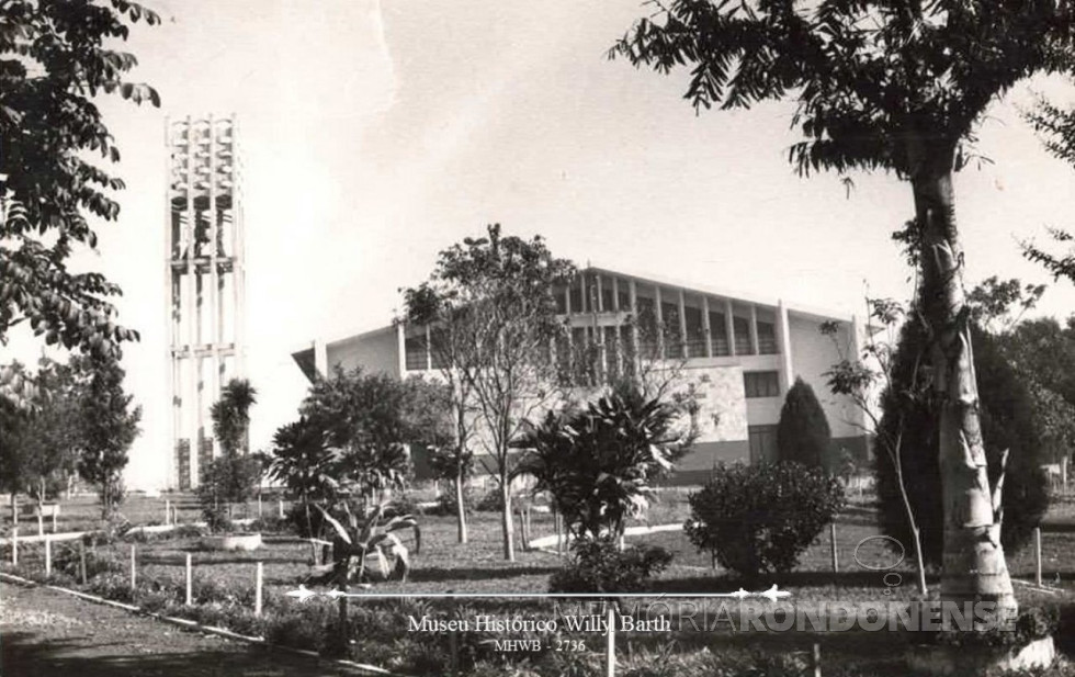 || Igreja Sagrada Família, de Dez de Maio, Distrito de Toledo. Foto usada na Cartilha de Toledo, elaborada pelo Projeto História, sendo Coordenador Oscar Silva, em 1985. 
Doador: Projeto História, em 1990.
Imagem: Acervo e legenda Museu Histórico Willy Barth - FOTO 3 -