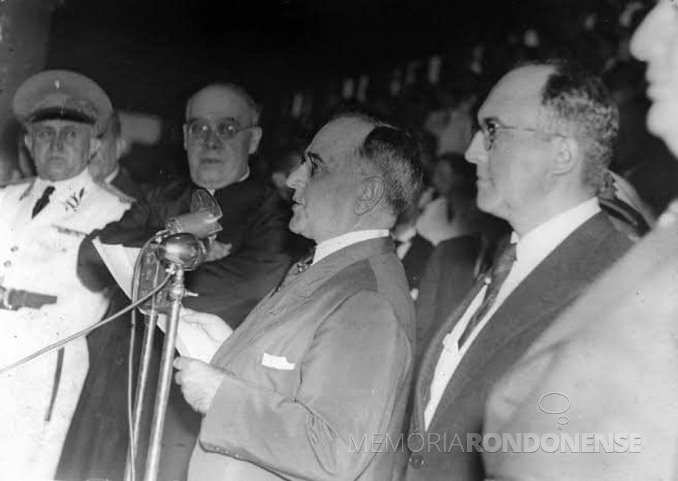 || Getúlio Vargas em discurso à Nação Brasileira anunciando a instituição do salário minimo no Pais, em janeiro de 1936.
Imagem: Acervo Memorial da Democracia - FOTO 2 - 