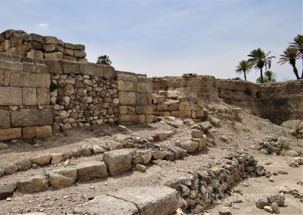 || Camadas de história no sítio arqueológico de Megido.
Imagem clicada por Tarcísio H. Vanderlinde - FOTO 24 - 