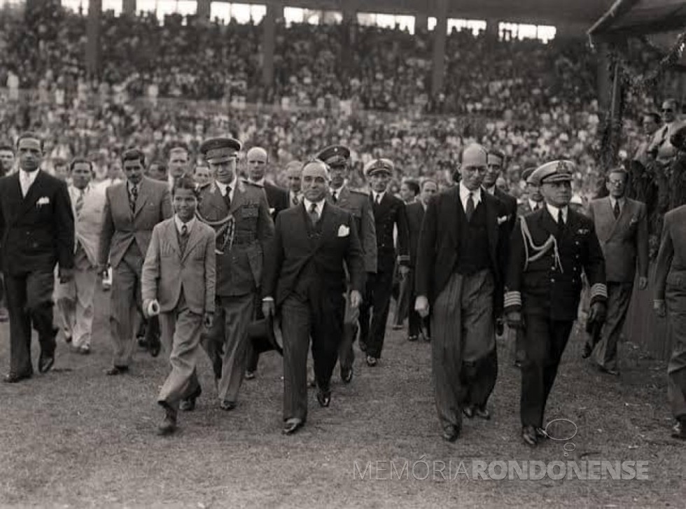 || Getúlio Vargas e comitiva se dirigindo à Tribuna de Honra do Estádio São Januário, em 1º de maio de 1940.
Imagem: A República Brasileira/Facebook - FOTO 4 - 