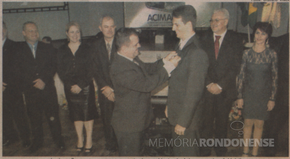 || Empresário Luciano Cremone repassa o pin da presidência da Acimacar ao novo presidente da entidade, empresário Josué Maioli, em abril de 2013.
Imagem: Acervo O Presente - FOTO 13 - 