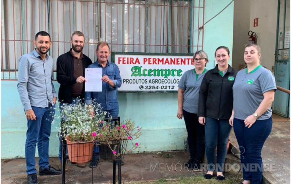 || Momento em que o deputado federal Elton Welter repassa o documento da emenda parlamentar à Acempre, em maio de 2023. Da esquerda à direita: Fernando Nègre Nascimento, assessor do deputado;
Imagem: Acervo Portal Rondon - FOTO 12 -