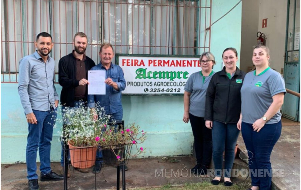 || Momento em que o deputado federal Elton Welter repassa o documento da emenda parlamentar  à Acempre.
Da esquerda à direita: Fernando Nègre Nascimento, assessor do deputado; 
Imagem: Acervo Portal Rondon - FOTO 12 - 