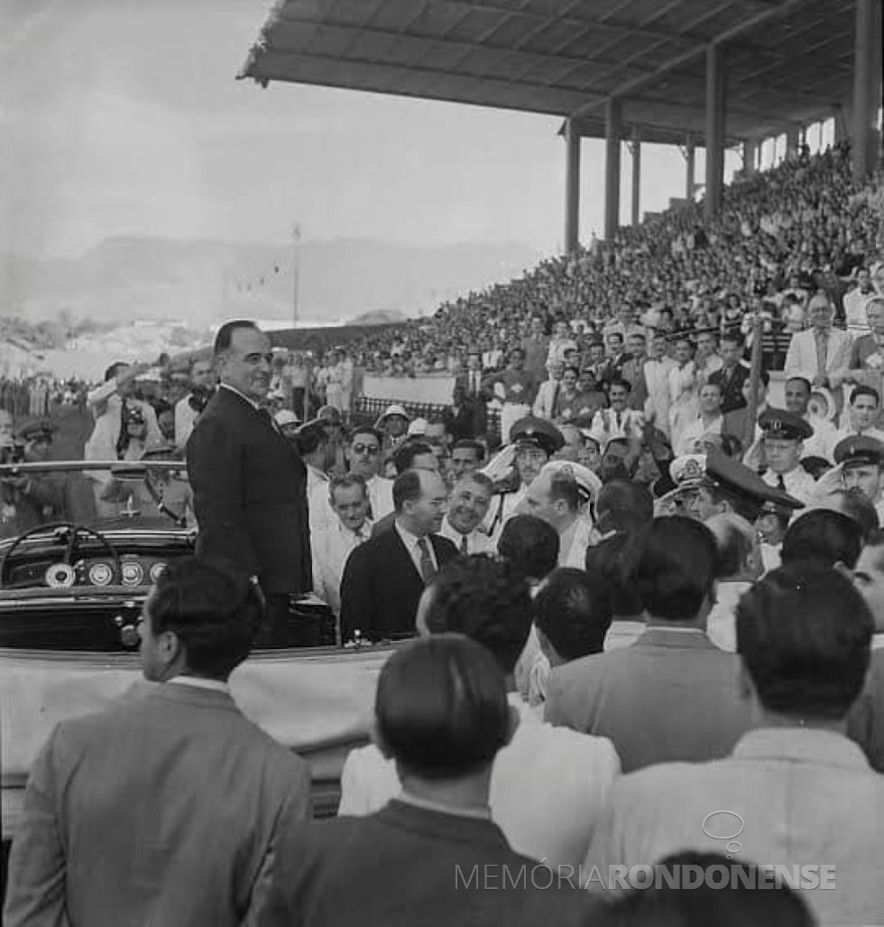 || Presidente Getúlio Vargas saudando o publico no Estádio São Januário, em 1º de maio de 1940.
Imagem: Acervo NetVasco - FOTO 3 -