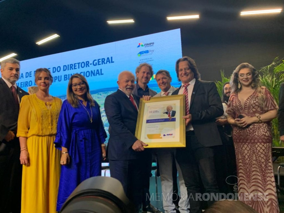 || Momento da entrega da homenagem ao Presidente Lula pelo presidente da AMOP, Elio Marciniak (Kabelo), em março de 2023.
Da esquerda à direita: 1º e 2º - não identificados, Janja - esposa de Lula, Presidente Lula, deputado federal Zeca Dirceu, Chico Brasileiro, prefeito de Foz do Iguaçu, Kabelo, prefeito de Santa Treza do Oeste, e a última pessoa não identificada.
Imagem: Acervo Amop - FOTO 23 -