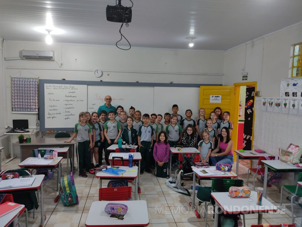 || Coordenador do Projeto Memória Rondonense, Harto Viteck, com alunos da Escola Jean Piaget e a professora Silva de Oliveira (e), após palestra em abril de 2023.
Imagem: Acervo Silvana de Oliveira - FOTO 15 -