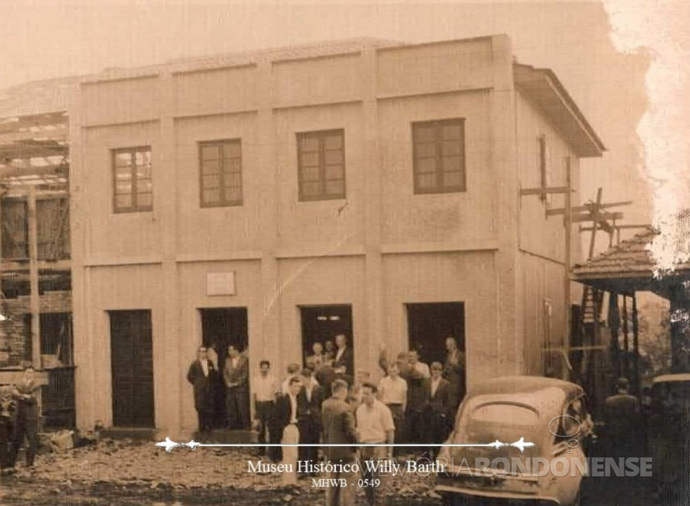 || Prédio de Germano Pizzeta onde foi instalada a 1º agência do extinto Banco Bamerindus na cidade de Toledo, em novembro de 1960. 
Na foto, vê-se entre os presentes: Victor Beal (calça branca); ao lado Lauri Santin, Waldomiro Kojunski (camisa branca). 
Imagem: Acervo e legenda: Museu Histórico Willy Barth -   Doador: Victor Beal, em 15/03/1988. - FOTO 4 - 