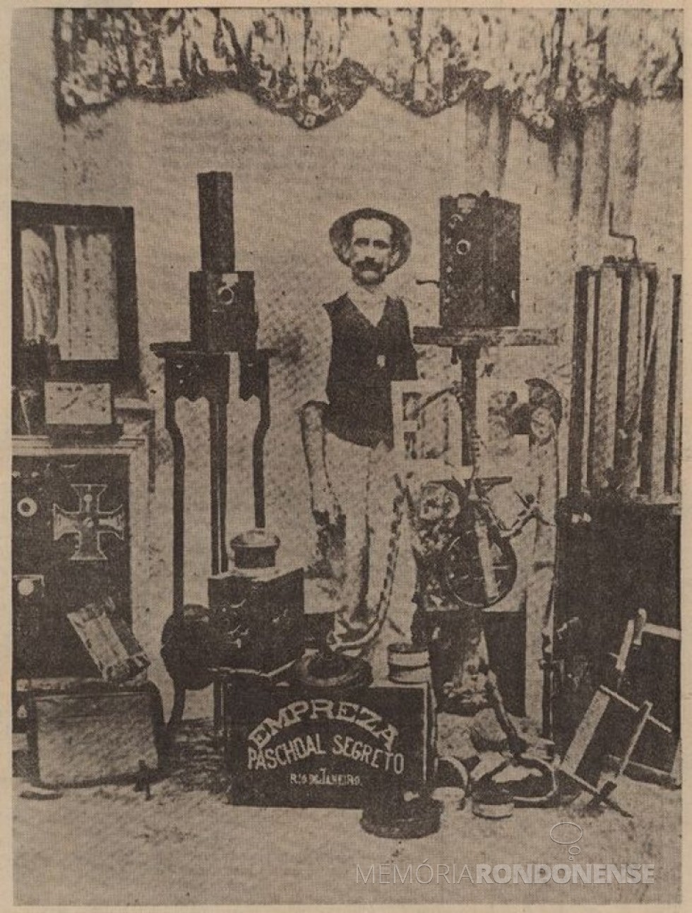 || Paschoal Segreto - pioneiro na produção de filmes no Brasil. Produziu a 1ª película em junho de 1898.
Imagem: Acervo  Arquvo Nacional . Segreto em 1909.  Fundo Família Ferrez. BR_RJANRIO_FF_GF_4_0_3_1_50. -FOTO 4 -