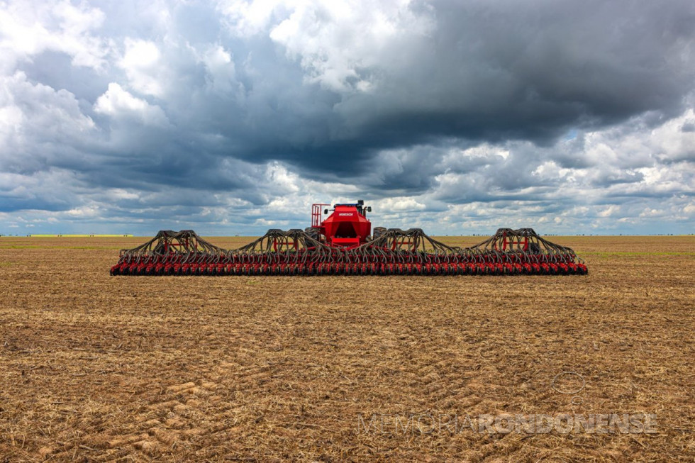 || Semeadora Darkar Nt, o maior equipamento do mercado brasileiro, apresentada na Bahia Farm Show, em junho de 2023.
Imagem: Acervo Mais Soja - crédito Claus Claassen - FOTO 17 -