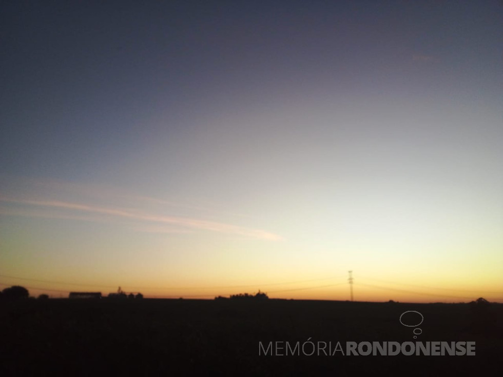 || Pôr do sol fotografado desde a Linha São Luiz, nas divisas dos municípios de Marechal Cândido Rondon e Mercedes, em 25 de junho de 2023, pelo pioneiro rondonense Eli Marcon. - FOTO 29 -