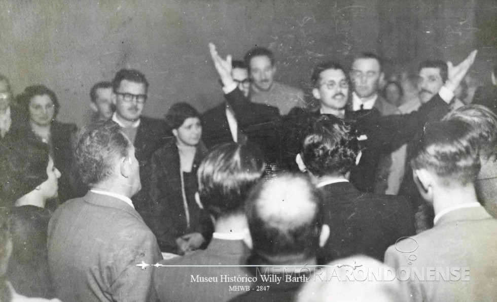 || Advogado Dátero Alves de Oliveira discursando na solenidade de inauguração da  Comarca de Toledo, no Clube do Comércio, da
quela cidade em  junho de 1954. Entre os presentes ao evento,  Diva Paim Barth e Willy Barth, Adão Ebling, Arthur Mazzaferro, Reinaldo Arrosi. 
Imagem: Acervo Museu Histórico Willy Barth - Doador: Salathiel Machado e Silva, em 2005. - FOTO 5 -