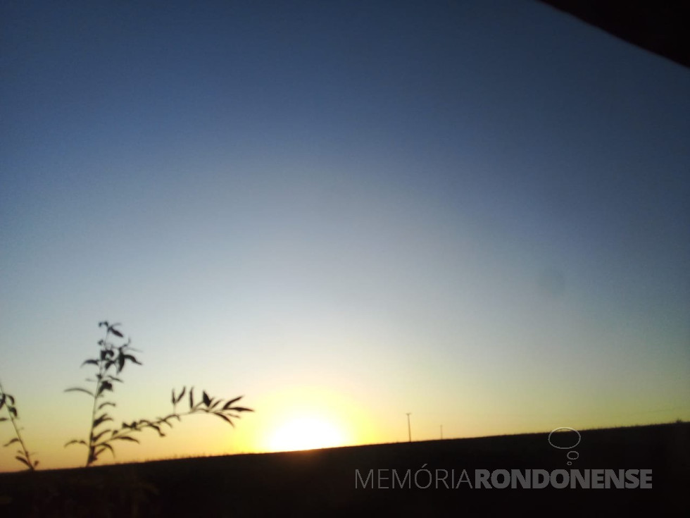|| Amanhecer na divisa dos municípios de Marechal Cândido Rondon e Mercedes, a partir da Linha São Luiz, em 25 de junho de 2023.
Imagem: Acervo e crédito do pioneiro rondonense Eli Marcon - FOTO 28 -