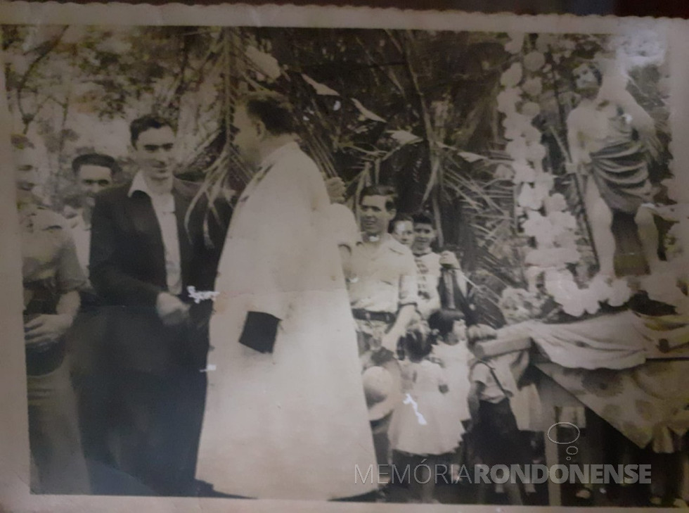 || Padre Antonio Patui e Leopoldo José Witeck, este presidente da Comunidade São Cristóvão, no dia da entronização da imagem de São Cristóvão, em meados da década de 1950. 
Imagem: Acervo Izoldi Witeck Adams - FOTO 16 -